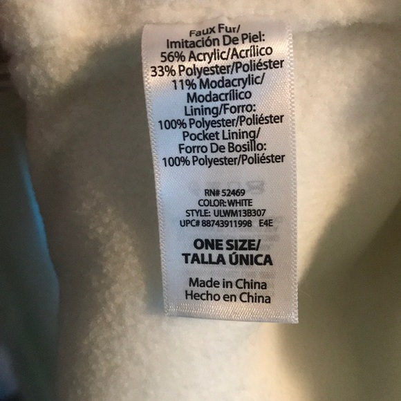 Polar Bear winter hat with hand pockets - Picture 4 of 4